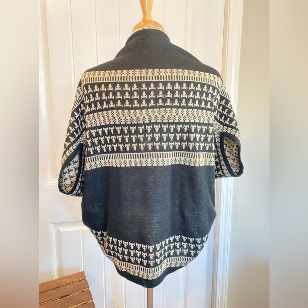 Comfortable Flattering Light Weight Patterned Sha… - image 5